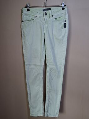 Silver Women’s Suki Skinny Pastel Green Jeans; Size 25x31